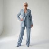 Élisabeth™ — Tailleur pantalon bleu glacier élégance structurée