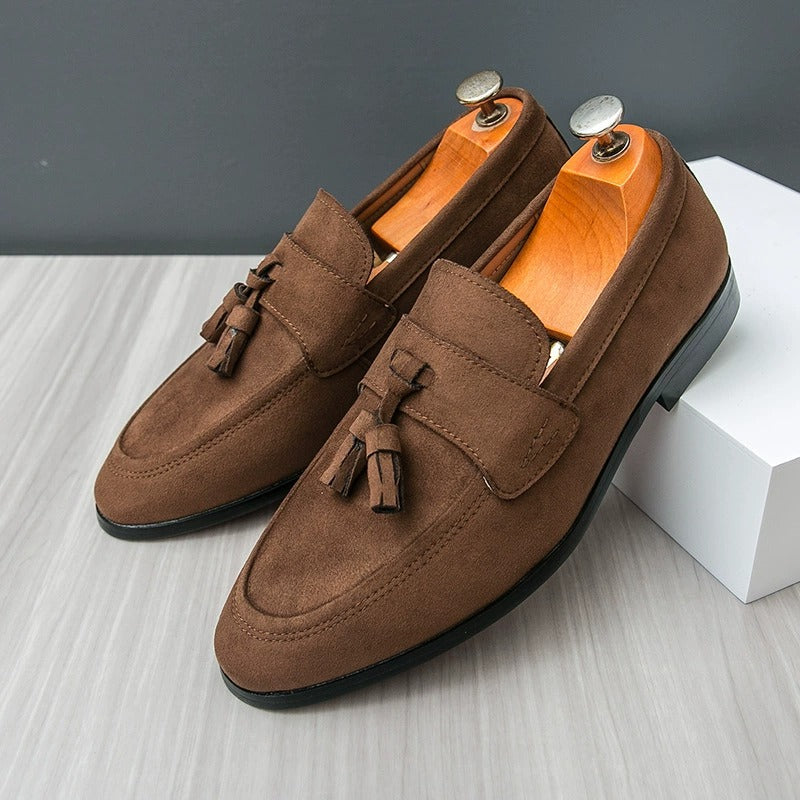 Mocassins homme visibles sur le dessus